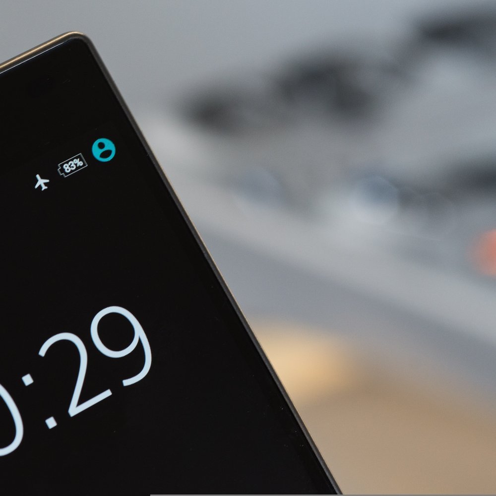 Celular pantalla grande, caja abierta